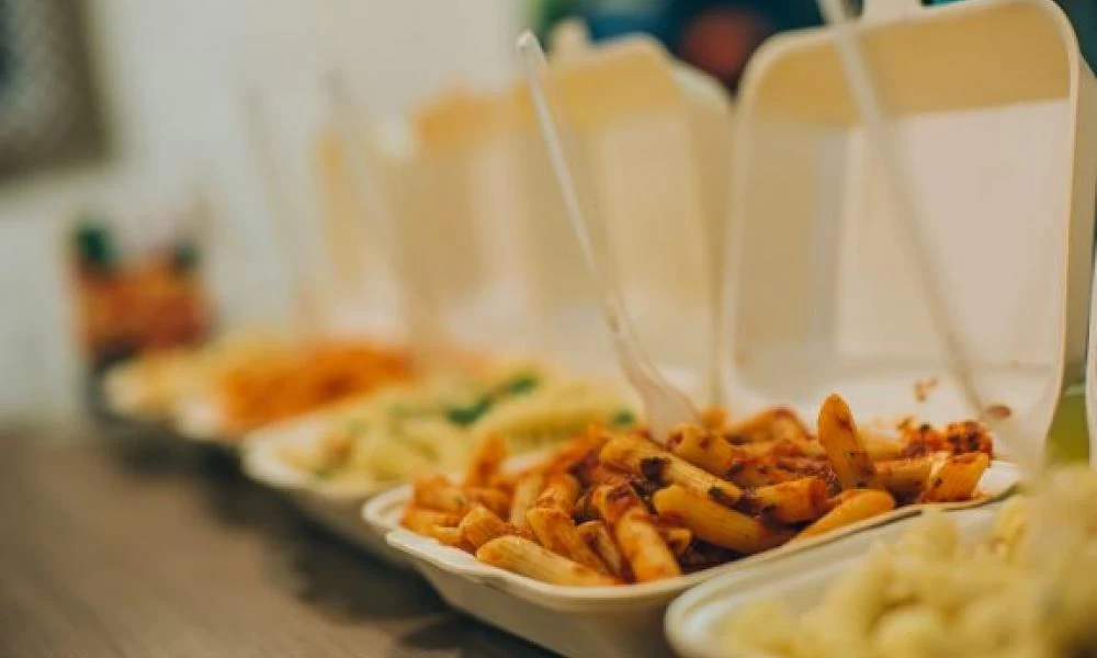 Κορoνοϊός: Μεταδίδεται από τις συσκευασίες τροφίμων; Τι ισχύει για delivery, take away;